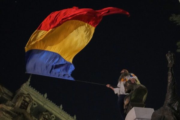 Eπανάληψη των προεδρικών εκλογών σήμερα για τη διχασμένη Ρουμανία