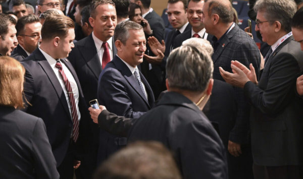 Τουρκία: Επίθεση δέχτηκε ο πρόεδρος του Ρεπουμπλικανικού Λαϊκού Κόμματος, Οζγκιούρ Οζέλ