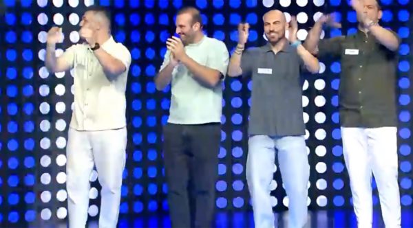 Ανδροπαρέα από τη Λάρισα έκανε τηλεοπτικό σόου άνω κάτω - Τα μπουζούκια, ο Νότης Σφακιανάκης και η ΑΕΛ… (βίντεο)