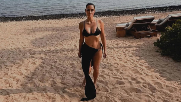 Kim Kardashian: Ποζάρει με άκρως καλοκαιρινή διάθεση – Οι σέξι φωτογραφίες της με μαγιό στην παραλία