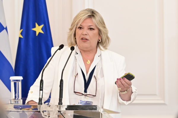 Β. Αρτινοπούλου: Αλλαγή οπτικής για την αντιμετώπιση της βίας των ανηλίκων – «Κοινωνική εργασία στο σχολείο» αντί για αποβολή μεταξύ των 69 νέων μέτρων