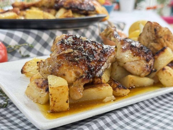 Κοτόπουλο λεμονάτο με πατάτες στο φούρνο