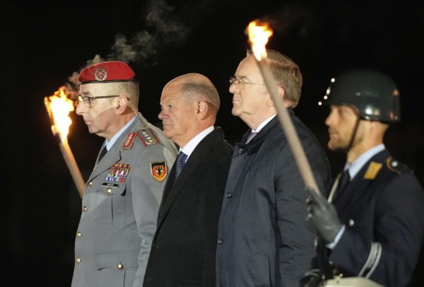 Τελετή του «Μεγάλου Αποχαιρετισμού» για τον απερχόμενο καγκελάριο Όλαφ Σολτς – «Το να υπηρετήσω τη Γερμανία ως καγκελάριος ήταν η μεγαλύτερη μου τιμή»