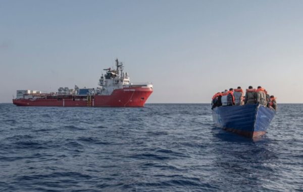 Διάσωση 108 μεταναστών, ανάμεσά τους βρέφος 11 μηνών, από το Ocean Viking ανοιχτά της Λιβύης