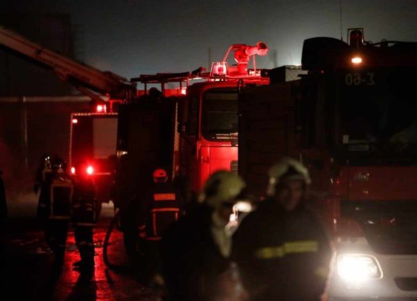 Μεγάλη πυρκαγιά σε εργοστάσιο ξυλείας στα Τρίκαλα – Επί ποδός η Πυροσβεστική