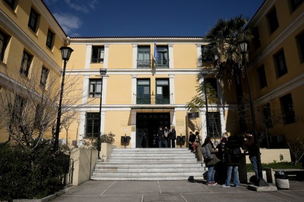 Πολυτεχνειούπολη: Στον εισαγγελέα ο φοιτητής που χαστούκισε ιδιοκτήτρια κυλικείου