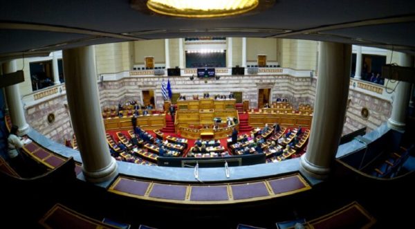 Βουλή: Υπερψηφίστηκε το νομοσχέδιο για τα στρατιωτικά νοσοκομεία – Καταψήφισε η αντιπολίτευση