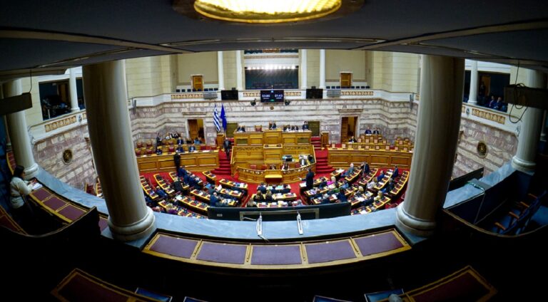 Βουλή: Υπερψηφίστηκε το νομοσχέδιο για τα στρατιωτικά νοσοκομεία – Καταψήφισε η αντιπολίτευση