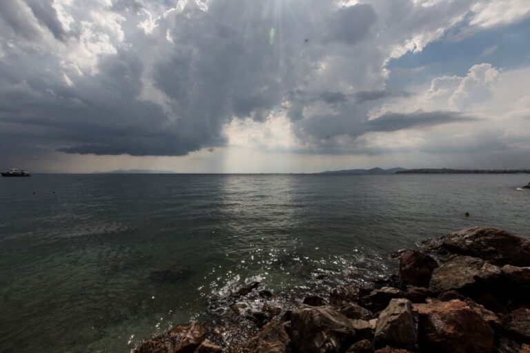 Καιρός: Νεφώσεις, ζέστη και αφρικανική σκόνη – Πού αναμένονται βροχές