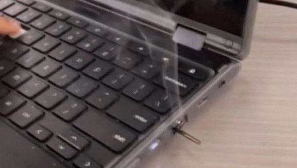 Chromebook: Το νέο σοκαριστικό challenge στο TikTok – Μαθητές βάζουν φωτιά σε υπολογιστές