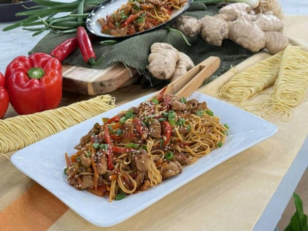 Noodles με χοιρινό ψαρονέφρι ,πιπεριές και σόγια