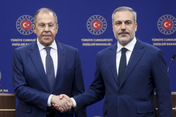 Τηλεφωνική επικοινωνία Λαβρόφ – Φιντάν για τις επικείμενες απευθείας συνομιλίες Ρωσίας – Ουκρανίας στην Κωνσταντινούπολη