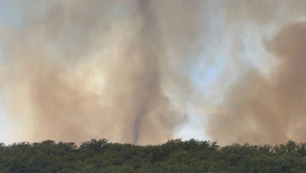 Διπλός στρόβιλος καπνού στον ουρανό του Τέξας