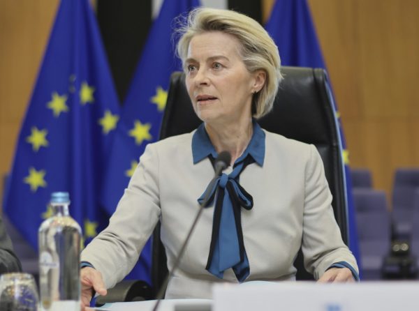 «Πρόκληση» για την φον ντερ Λάιεν: Σήμερα το δικαστήριο της Ε.Ε αποφασίζει για τα μυστικά SMS με τον Μπουρλά για τα εμβόλια της Pfizer