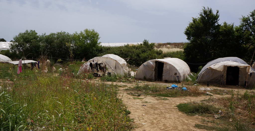 ΠΑΜΕ: Έμπρακτη αλληλεγγύη στους 1.000 πυρόπληκτους μετανάστες – εργάτες γης στη Μανωλάδα