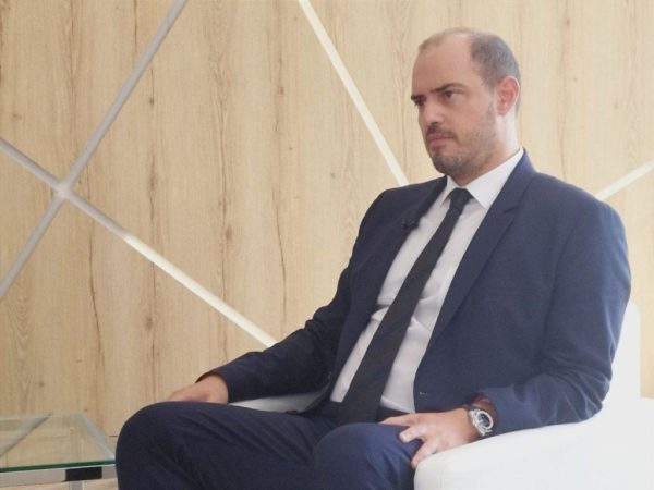 Εργασία: Ζει στην Ταϊλάνδη και πηγαινοέρχεται στη Σιγκαπούρη για να δουλέψει ένα τρίωρο εβδομαδιαίως