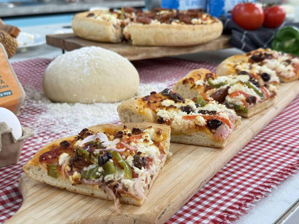 Αφράτη οικογενειακή ελληνική πίτσα ταψιού
