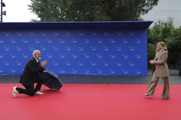 Επικοινωνιακό σόου Ράμα: Ο «βασιλιάς Ήλιος» Μακρόν και η γονατιστή υποδοχή στη Μελόνι