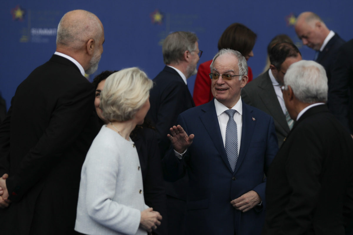 Διμερείς συναντήσεις Κ. Τασούλα στα Τίρανα και σύντομες συνομιλίες με Ερντογάν, Ζελένσκι και Μακρόν