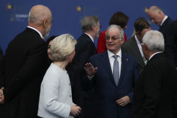 Διμερείς συναντήσεις Κ. Τασούλα στα Τίρανα και σύντομες συνομιλίες με Ερντογάν, Ζελένσκι και Μακρόν