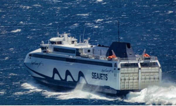 Αδυναμία προσέγγισης του Super Runner Jet στο λιμάνι της Νάξου λόγω δυσμενών καιρικών συνθηκών