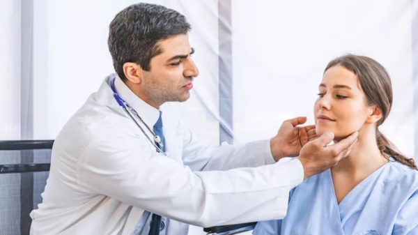 Όλα τα προβλήματα του θυρεοειδούς αδένα – Πότε να επισκεφτούμε ενδοκρινολόγο