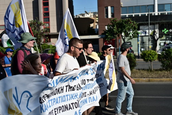 Στο υπουργείο Άμυνας έφτασε η 42η Μαραθώνια Πορεία Ειρήνης – Σε εξέλιξη η συγκέντρωση