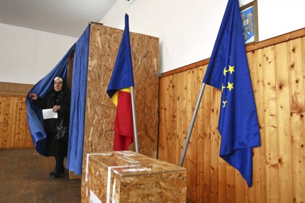 Προεδρικές εκλογές στη Ρουμανία: Μεγάλη προσέλευση στις κάλπες – «Σημάδια ρωσικής παρέμβασης» βλέπει η κυβέρνηση