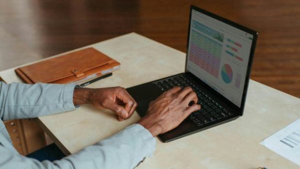 Υγεία: Η υπερεργασία «τρώει» τον εγκέφαλο; – Τι δείχνει νέα μελέτη
