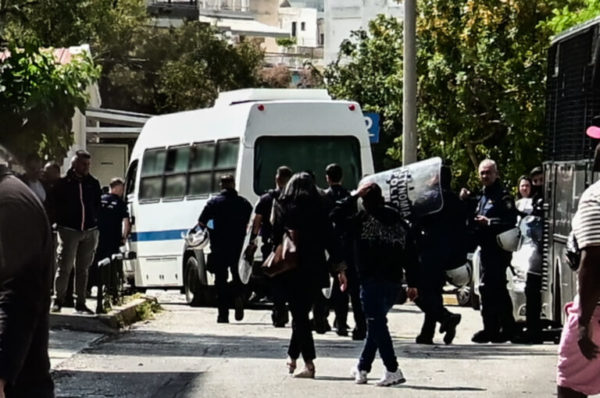 Ελεύθεροι με περιοριστικούς όρους οι έξι κατηγορούμενοι για την επίθεση σε φοιτητή στη Νομική