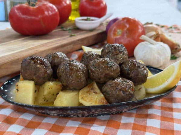 Κεφτεδάκια φούρνου με λεμονάτες πατάτες