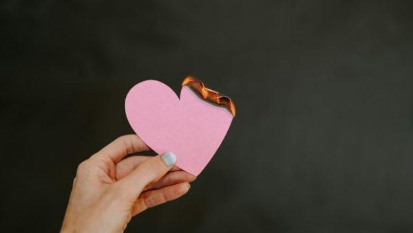 Άνδρας ξεμπρόστιασε τη σύζυγό του στο πάρτι γενεθλίων του επειδή τον απατούσε