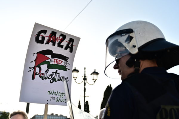 Σύνταγμα: Εκατοντάδες διαδηλωτές στη συγκέντρωση αλληλεγγύης στην Παλαιστίνη
