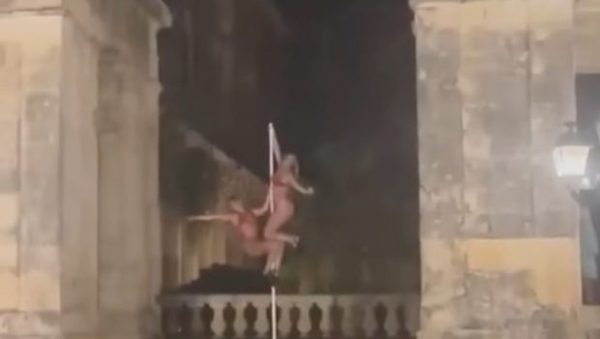 Το pole dancing στα Παλαιά Ανάκτορα της Κέρκυρας προκάλεσε αντιδράσεις στο νησί και οργή στα social media