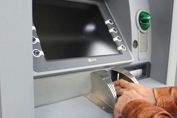 Τράπεζες: Καλπάζουν οι ψηφιακές πωλήσεις και φέρνουν έσοδα