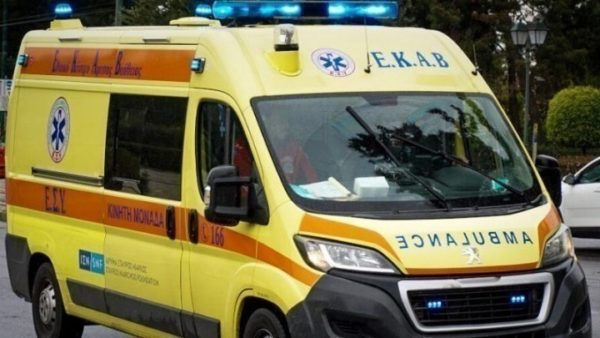 Αυτοκίνητο έπεσε σε ποδηλάτες στη Λ. Ποσειδώνος – Tέσσερις ελαφρά τραυματίες