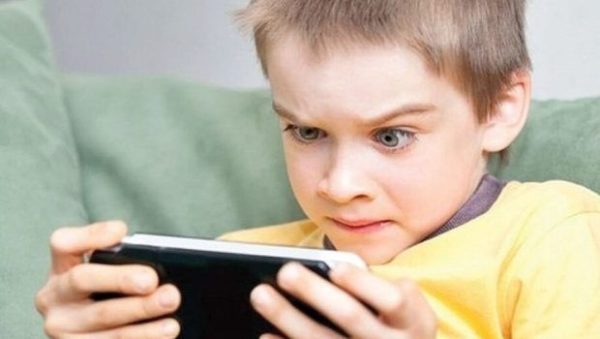 ΟΟΣΑ: Με smartphone το 70% των 10χρονων – Με προβληματική χρήση διαδικτύου το 10% των παιδιών