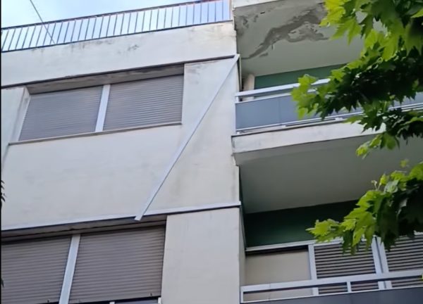 Σίδερο αιωρείται από κτίριο σε πολυσύχναστη περιοχή της Λάρισας – Δείτε το βίντεο