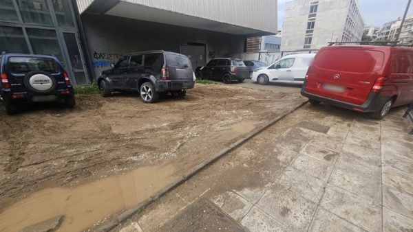 Λαρισαίος πρώην βουλευτής καταγγέλλει «καταπάτηση του δημοσίου χώρου με την άδεια του δήμου και της πολεοδομίας» (φωτό)