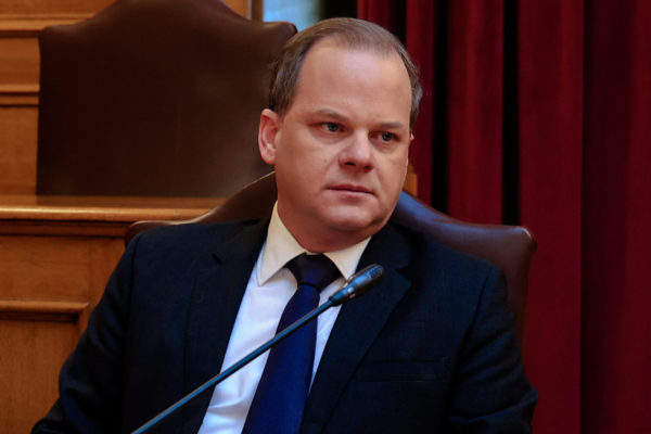 Προανακριτική για Τέμπη: Η αντιπολίτευση «κατακεραυνώνει» την κυβέρνηση για την πρόταση διερεύνησης ευθυνών του Κώστα Αχ. Καραμανλή