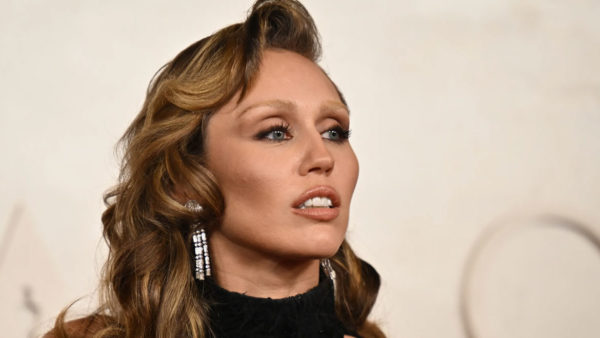 Miley Cyrus: Αποκαλύπτει για το πρόβλημα υγείας της – «Είναι εξαιρετικά δύσκολο να τραγουδώ με αυτό»