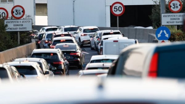 Κυκλοφοριακή δυσχέρεια στην περιφερειακή Υμηττού – Φορτηγό προσέκρουσε σε πινακίδες