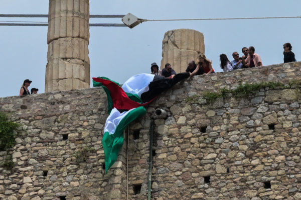 ΚΚΕ: Αυταρχική και απαράδεκτη η προσαγωγή μελών της Νέας Αριστεράς, επειδή ύψωσαν την σημαία της Παλαιστίνης στην Ακρόπολη