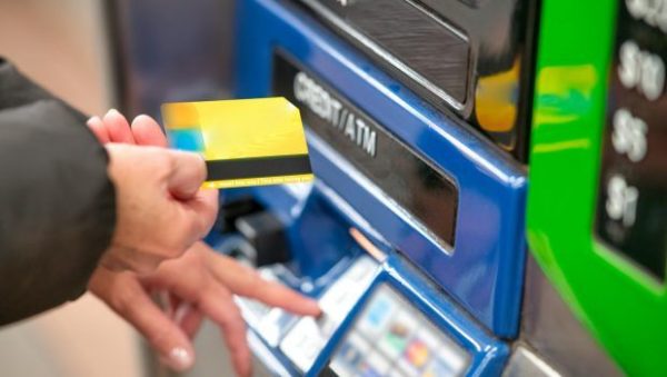 Πώς να προστατευτείτε κατά τη χρήση των ΑΤΜ – Όλα όσα πρέπει να προσέχετε