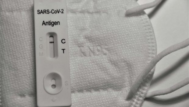 Covid-19: Γιατί αυξήθηκαν ξανά τα κρούσματα κορονοϊού; Η πρώτη άνοδος μετά από 10 μήνες