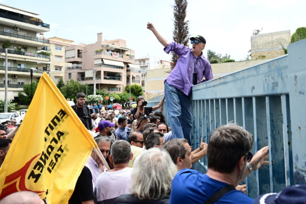 Ταξί: Στα κάγκελα του υπ. Μεταφορών οδηγοί και ιδιοκτήτες ενώ συνεχίζουν την απεργία