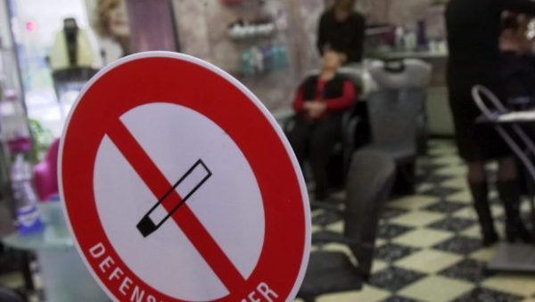 H Γαλλία απαγορεύει το κάπνισμα σε παραλίες και πάρκα