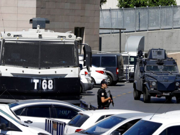 Νέο μπαράζ συλλήψεων δημάρχων και στελεχών της αντιπολίτευσης στην Τουρκία