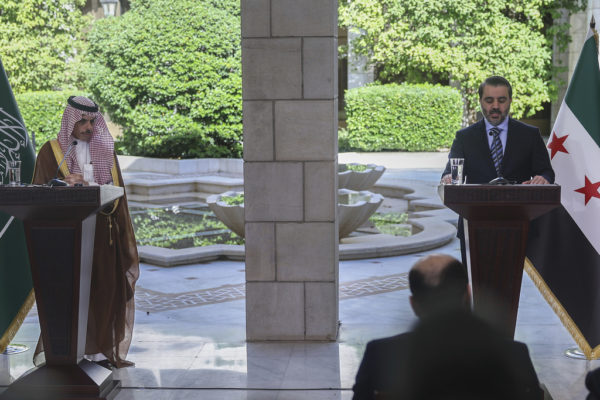 Συρία: O ΥΠΕΞ της Σαουδικής Αραβίας υπόσχεται να βοηθήσει στην ανοικοδόμηση της χώρας