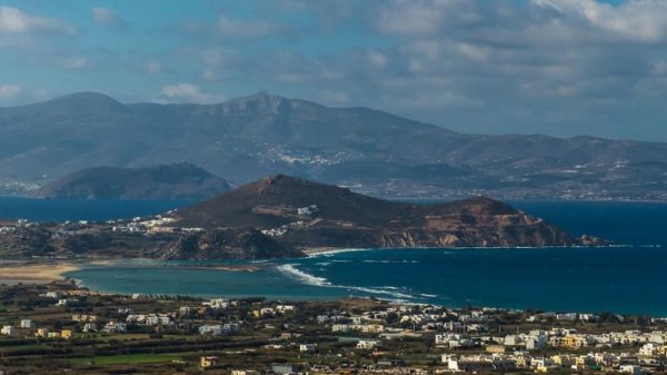 Guardian: H Νάξος στα καλύτερα μέρη της Ευρώπης με εξωτικές παραλίες
